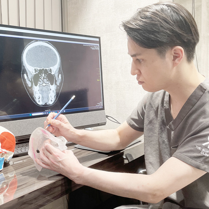 鼻のスペシャリストによるダウンタイムを最小限に抑えた世界最先端のハンプ切除術